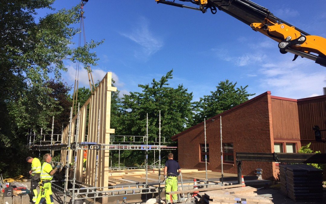 Nu är stommen på väg upp och vädret är med oss :)